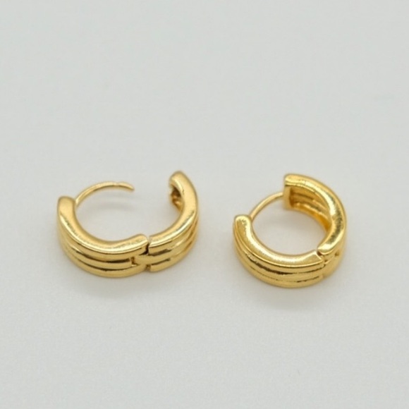 LAST ONE!!💕Mini Jordan Huggie Hoops Earring - Picture 4 of 7